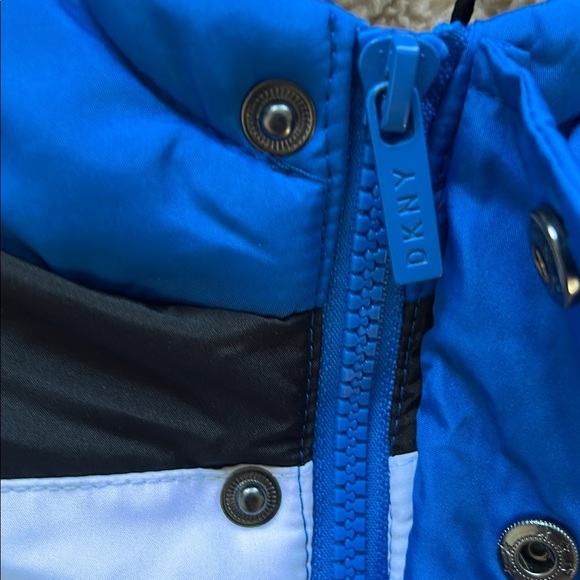 DKNY Vibrant Blue Hooded Puffer Coat
New with tags 🏷️ - Picture 5 of 5